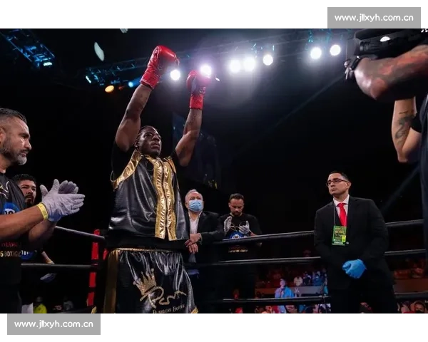 拳击比赛中一击致命对手头部瞬间脱离身体引发全场震惊